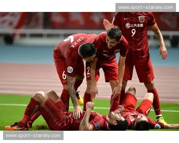 巅峰的红，还是时代的影？广州恒大与上海上港的十年相杀